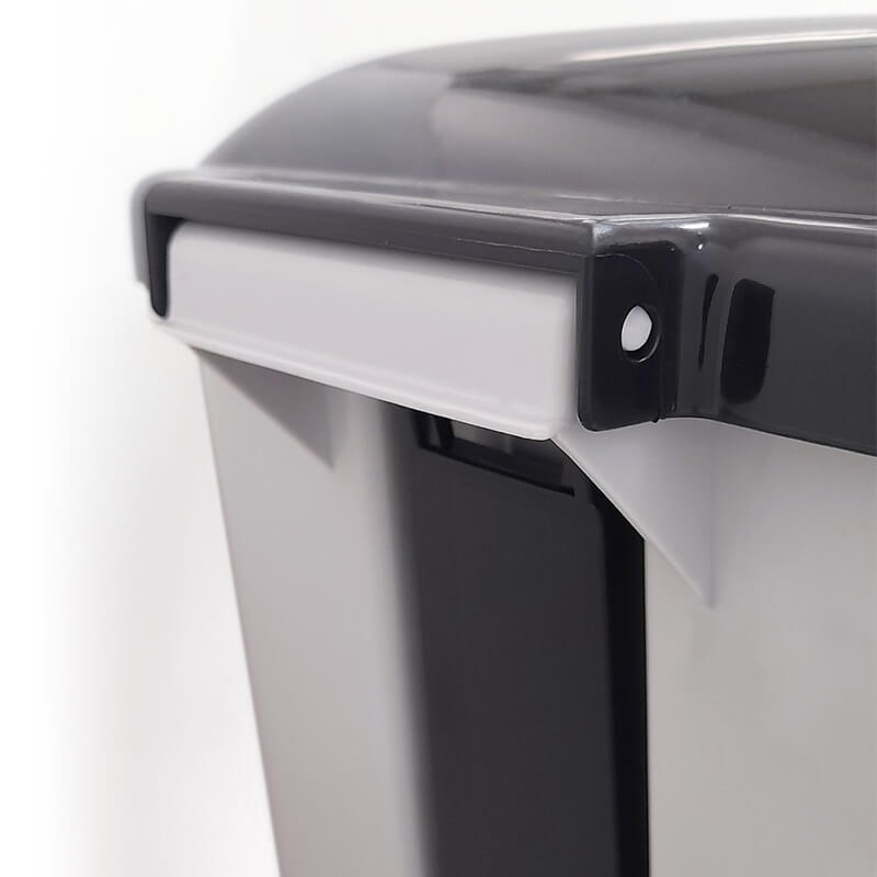 妳愛她腳踏垃圾桶